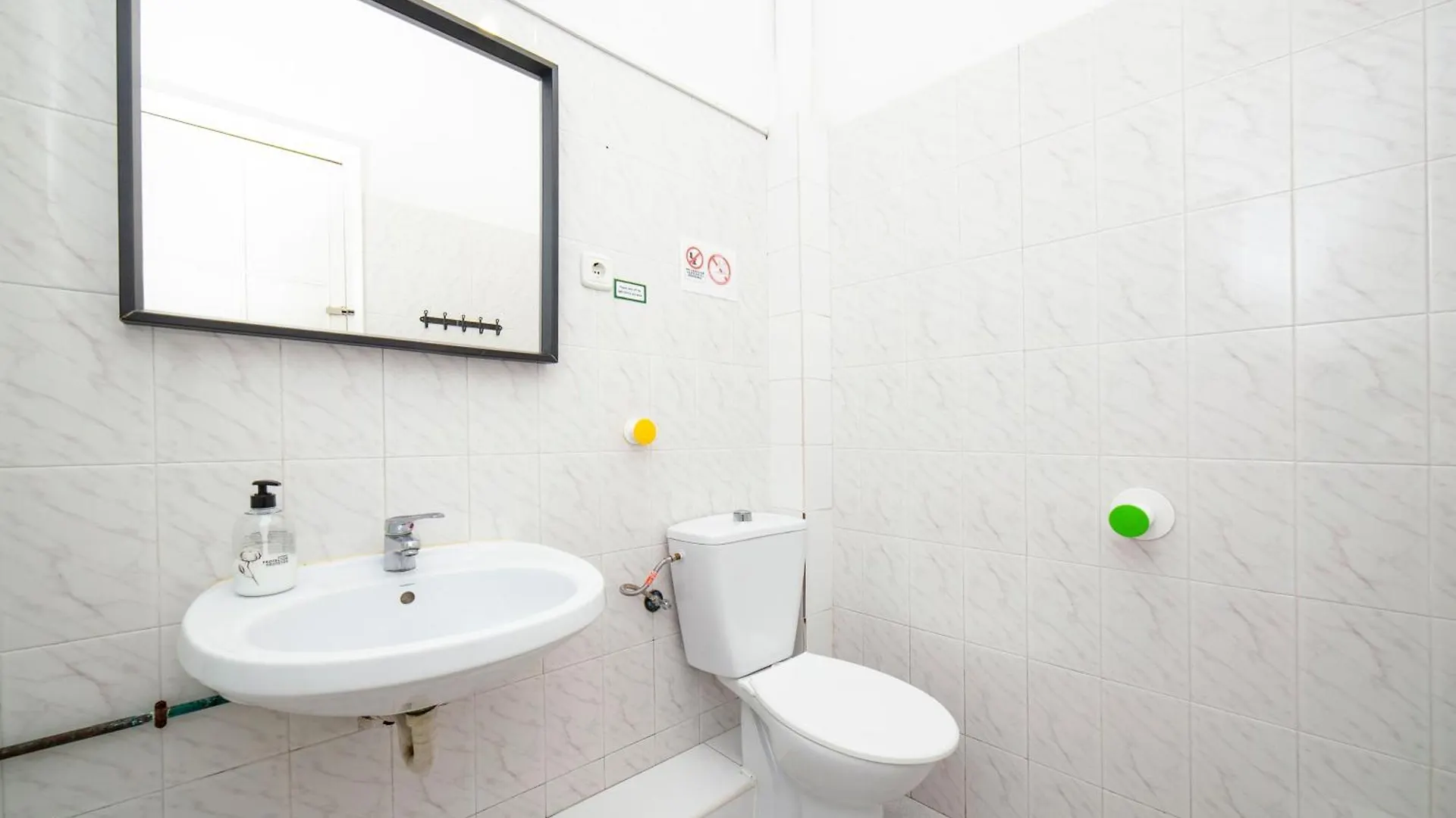 Fabrizzios Terrace Hostel Barcelona